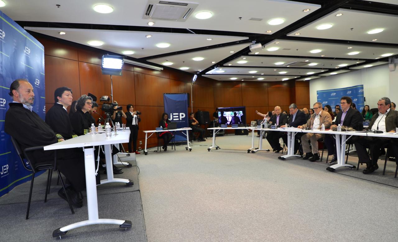 A la fecha, 24 miembros del Estado Mayor Central y ocho mandos medios han dado sus versiones voluntarias individuales en la JEP. Aquí durante la primera audiencia colectiva sobre retenciones ilegales. / JEP
