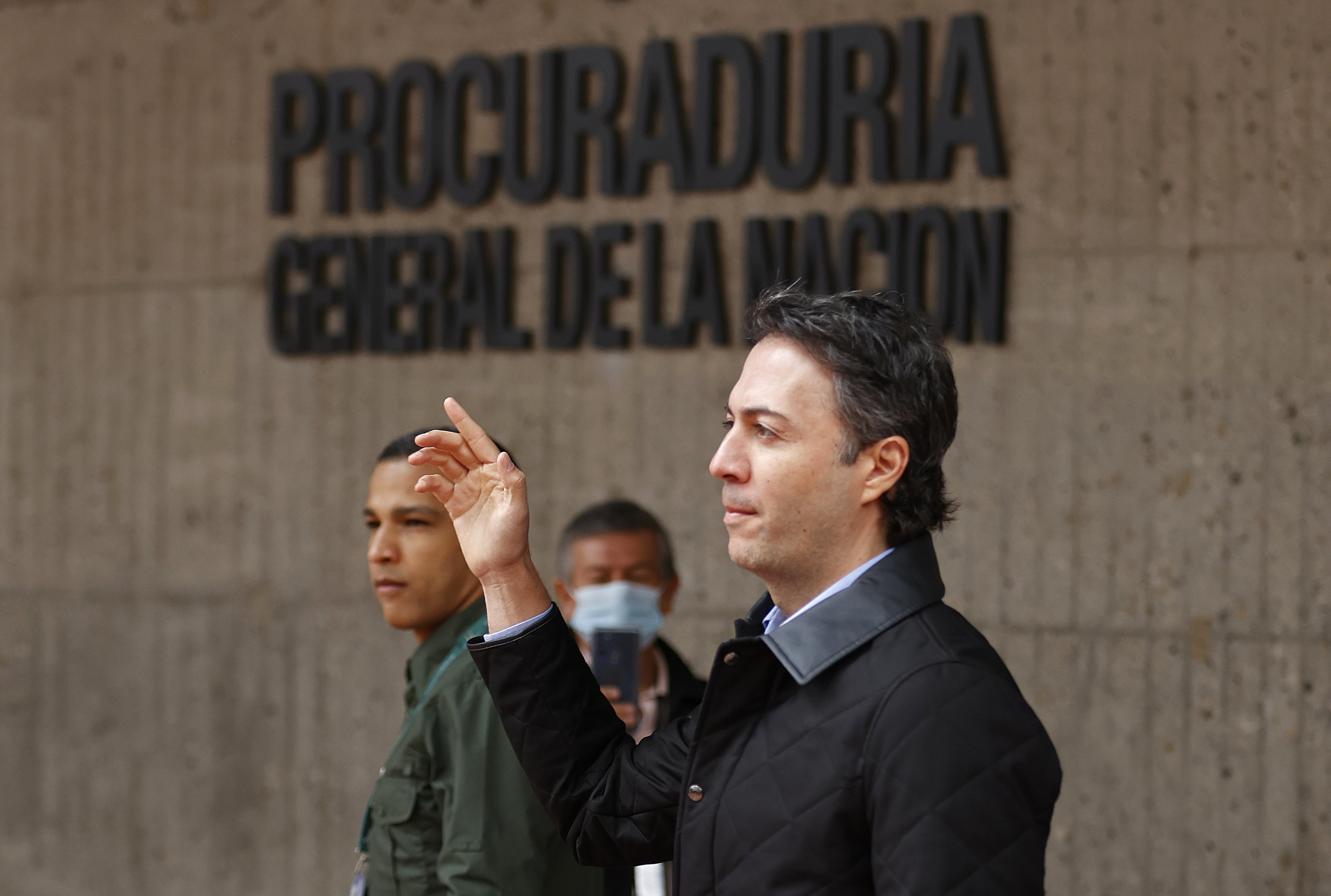 COL01. BOGOTÁ (COLOMBIA), 13/05/2022.- El Alcalde de Medellín, Daniel Quintero, ofrece declaraciones a los medios tras notificarse ante la procuraduría hoy, en Bogotá (Colombia). El suspendido alcalde de Medellín, Daniel Quintero, aseguró que este viernes presentará alegatos ante la Comisión Interamericana de Derechos Humanos (CIDH) porque considera que la procuradora general de Colombia, Margarita Cabello, lo sancionó para excluir a quienes buscan un cambio en el país. "Tenemos un equipo internacional que está preparando los alegatos que van a ser enviados el día de hoy y que van a mostrar cómo la procuradora se alió con el Gobierno nacional en una misma línea de poder político, en un mismo partido, para poder excluir a los líderes que hacen parte de otra orilla ideológica", dijo en una rueda de prensa frente a la Procuraduría en Bogotá. EFE/ Mauricio Dueñas