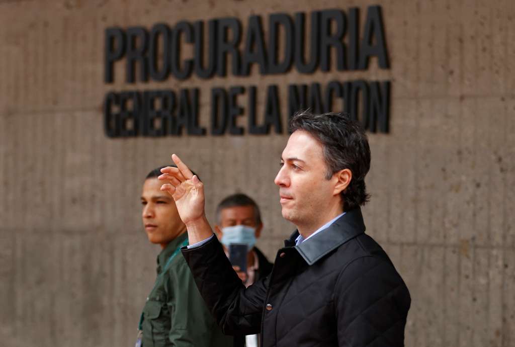 COL01. BOGOTÁ (COLOMBIA), 13/05/2022.- El Alcalde de Medellín, Daniel Quintero, ofrece declaraciones a los medios tras notificarse ante la procuraduría hoy, en Bogotá (Colombia). El suspendido alcalde de Medellín, Daniel Quintero, aseguró que este viernes presentará alegatos ante la Comisión Interamericana de Derechos Humanos (CIDH) porque considera que la procuradora general de Colombia, Margarita Cabello, lo sancionó para excluir a quienes buscan un cambio en el país. "Tenemos un equipo internacional que está preparando los alegatos que van a ser enviados el día de hoy y que van a mostrar cómo la procuradora se alió con el Gobierno nacional en una misma línea de poder político, en un mismo partido, para poder excluir a los líderes que hacen parte de otra orilla ideológica", dijo en una rueda de prensa frente a la Procuraduría en Bogotá. EFE/ Mauricio Dueñas