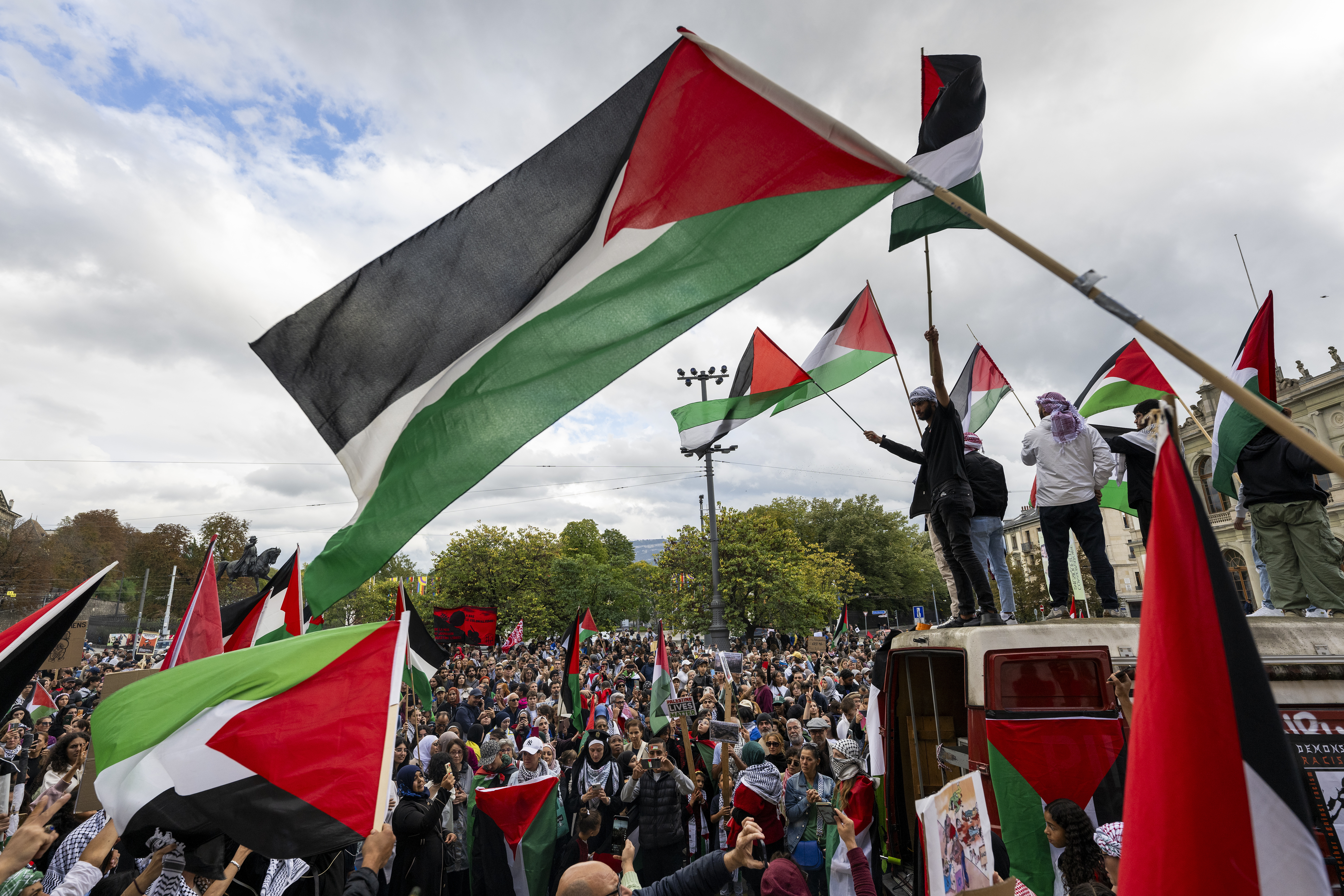 Geneva Geneve Ginevra Genf (Switzerland Schweiz Suisse), 14/10/2023.- Protesters hold Palestinian flags as they take part in a rally in support of the Palestinian people in Geneva, Switzerland, 14 October 2023. Thousands of Israelis and Palestinians have died since the militant group Hamas launched an unprecedented attack on Israel from the Gaza Strip on 07 October 2023, leading to Israeli retaliation strikes on the Palestinian enclave. (Protestas, Suiza, Ginebra) EFE/EPA/MARTIAL TREZZINI