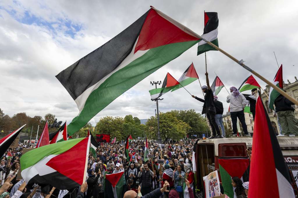 Geneva Geneve Ginevra Genf (Switzerland Schweiz Suisse), 14/10/2023.- Protesters hold Palestinian flags as they take part in a rally in support of the Palestinian people in Geneva, Switzerland, 14 October 2023. Thousands of Israelis and Palestinians have died since the militant group Hamas launched an unprecedented attack on Israel from the Gaza Strip on 07 October 2023, leading to Israeli retaliation strikes on the Palestinian enclave. (Protestas, Suiza, Ginebra) EFE/EPA/MARTIAL TREZZINI