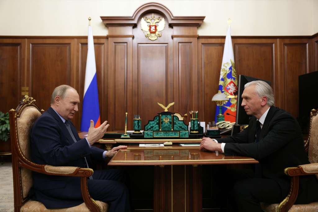 Moscow (Russian Federation), 01/07/2024.- Russian President Vladimir Putin (L) meets with Gazprom Neft CEO Alexander Dyukov at the Kremlin in Moscow, Russia, 02 July 2024. (Rusia, Moscú) EFE/EPA/VYACHESLAV PROKOFYEV /SPUTNIK/KREMLIN POOL MANDATORY CREDIT