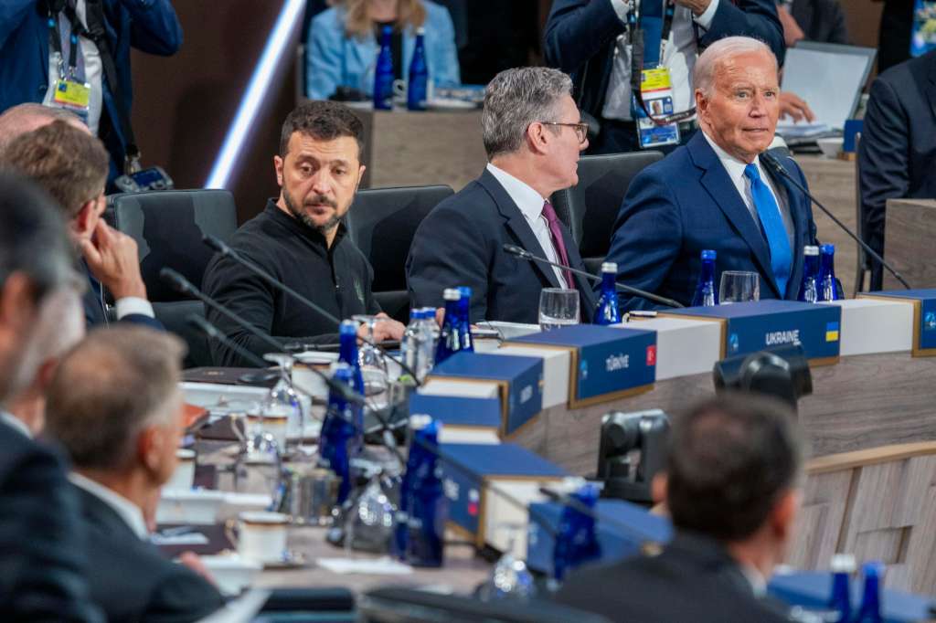 Washington (United States), 11/07/2024.- President of Ukraine Volodymyr Zelensky (L), British Prime Minister Keir Starmer (C) and US President Joe Biden (R) attend a meeting of the NATO-Ukraine Council during the North Atlantic Treaty Organization (NATO) Summit at Walter E. Washington Convention Center in Washington, DC, USA, 11 July 2024. The 75th Anniversary NATO Summit is taking place in Washington, DC, from 09 to 11 July 2024. (Zelenski, Ucrania) EFE/EPA/SHAWN THEW