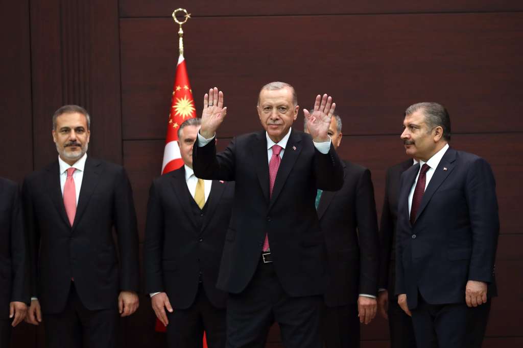 Ankara (Turkey), 03/06/2023.- Turkish President Recep Tayyip Erdogan (C) and new ministers of Turkey pose during the cabinet members' introduction meeting at the presidential palace in Ankara, Turkey, 03 June 2023. Turkish President Recep Tayyip Erdogan won Turkey's presidential run-off on 28 May and was re-elected president, according to Turkey's Supreme Election Council. (Turquía) EFE/EPA/NECATI SAVAS