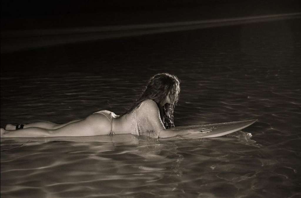Shakira demuestra sus habilidades para el Surf en el video de Don't Wait Up.