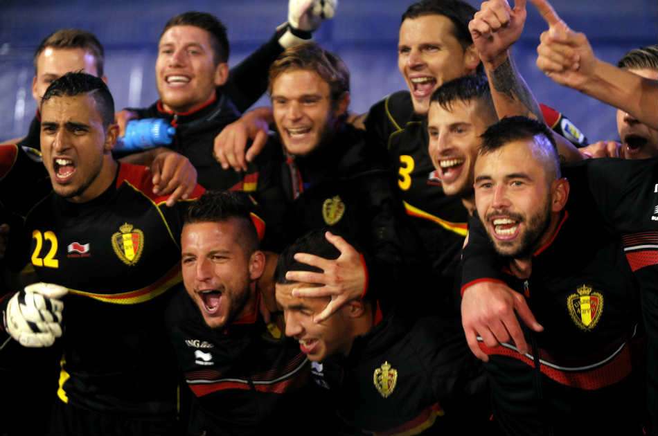 Los belgas celebran el pase a Brasil 2014. / AFP