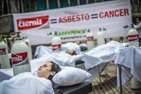 Greenpeace pide a la empresa Eternit que deje de fabricar productos con asbesto