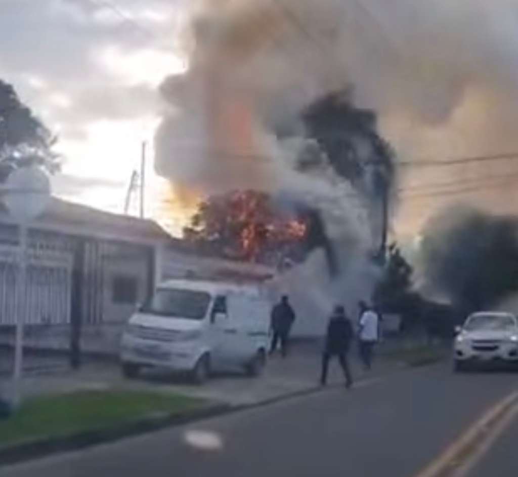 De acuerdo con el Cuerpo Oficial de Bomberos de Bogotá, la emergencia ocurre en la calle 112 con carrera 6 B, donde un árbol ubicado dentro de una vivienda se prende en llamas.