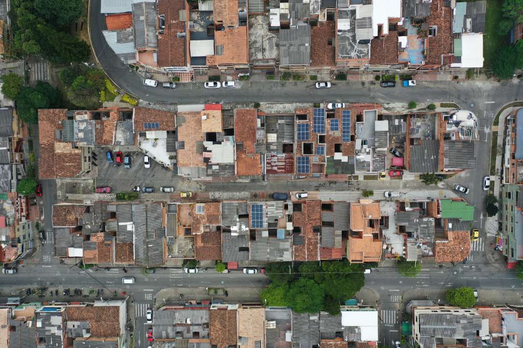 Fotos tomadas con dron del proyecto de comunidad solar en el barrio El Salvador, en Medellín.