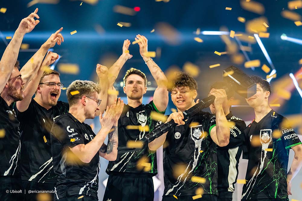 W7M levantando el trofeo del mundial de Rainbow Six Siege. Cada jugador campeón se llevó un premio individual de un millón de dólares.