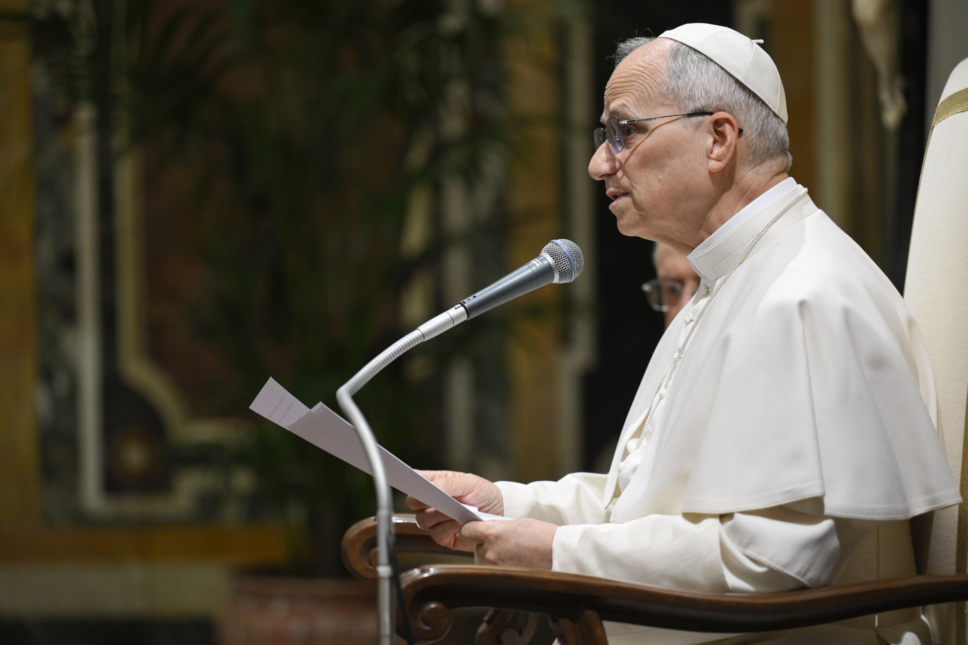 CIUDAD DEL VATICANO, 30/05/2025.-León XIV aseguró este viernes que la perspectiva de las víctimas es "esencial" para construir la paz y "denunciar las injusticias de un sistema que mata y se basa en la cultura del descarte", al recibir en el Vaticano a los movimientos y asociaciones de la “Arena de la Paz” de Verona. El pontífice recordó el encuentro hace un año de este grupo en la localidad italiana de Verona con la presencia de su antecesor, el papa Francisco, y reiteró su mensaje de que "la construcción de la paz comienza poniéndose del lado de las víctimas, compartiendo su punto de vista". EFE/ Simone Risoluti/Dicastero per la Comunicazione***SOLO USO EDITORIAL/SOLO DISPONIBLE PARA ILUSTRAR LA NOTICIA QUE ACOMPAÑA (CRÉDITO OBLIGATORIO)***