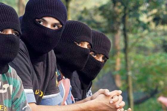 Uno de los panfletos está firmado por el Bloque Sur de Putumayo. Fue un grupo paramilitar que hizo presencia en la región desde 1997. / Archivo El Espectador.