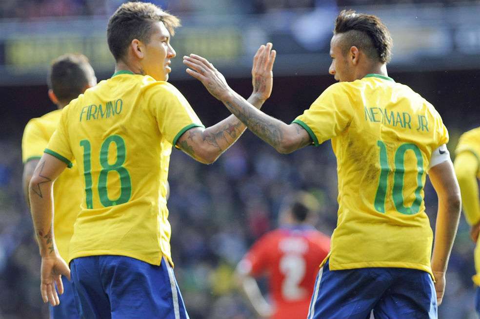 Neymar, uno de los mejores jugadores de Brasil, supera al chileno Mauricio Isla, en el duelo de ayer, en Londres. / EFE.