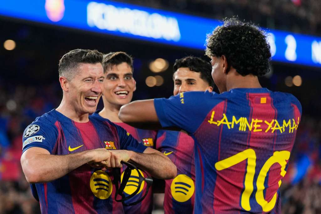 BARCELONA, 18/03/2026.- El jugador del Barcelona Robert Lewandowski (izda) celebra con Lamine Yamal (dcha) uno de los goles conseguidos durante el partido de vuelta de los octavos de final de la Liga de Campeones disputado entre el Barcelona y el Newcastle, este miércoles en el Camp Nou. EFE/Siu Wu