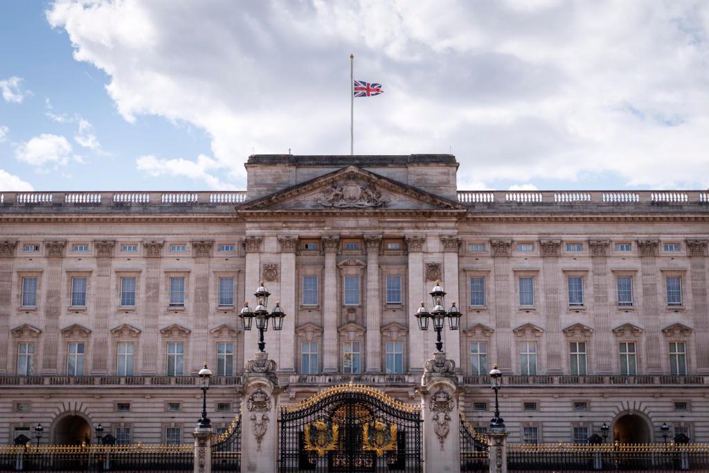 La bandera del Reino Unido ondea a media asta en el Palacio de Buckingham.