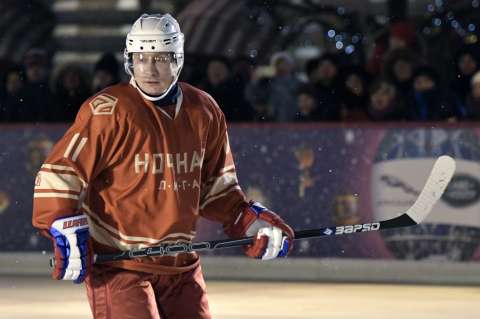 Putin juega un partido de hockey sobre hielo en la Plaza Roja