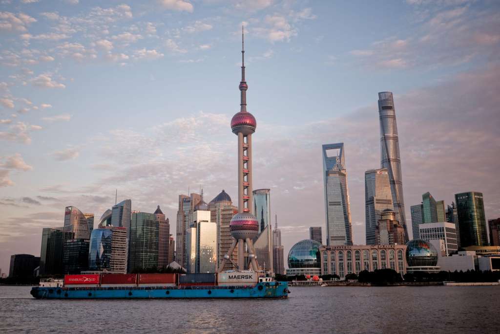 Shanghai (China), 10/11/2025.- A cargo ship sails on the Huangpu River in Shanghai, China, 10 November 2025. China announced that it will suspend additional tariffs on certain US imports starting on 10 November. The decision follows recent China-US economic and trade agreements, the Customs Tariff Commission of the State Council said. EFE/EPA/ALEX PLAVEVSKI
