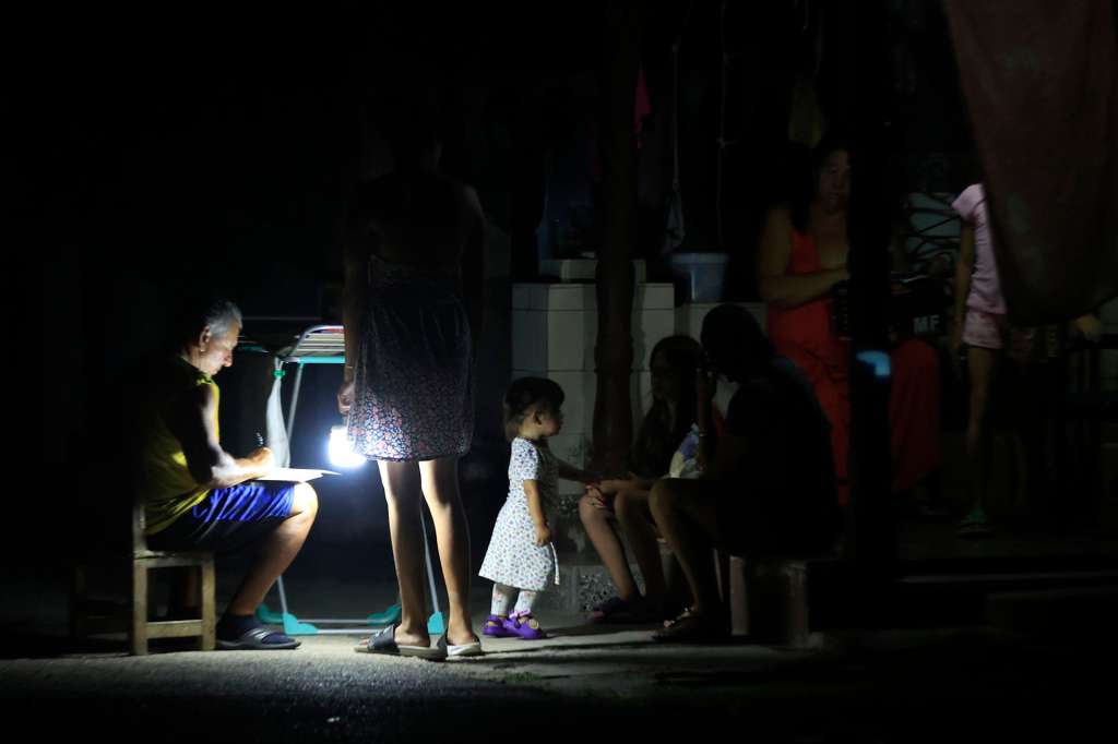 FOTODELDÍA AME2157. LA HABANA (CUBA), 15/05/2026.- Personas esperan durante un apagón este jueves, en La Habana (Cuba). La estatal Unión Eléctrica (UNE) de Cuba prevé de nuevo este viernes prolongados apagones en toda la isla y estima que el mayor corte del suministro, en el momento de mayor demanda, dejará sin servicio eléctrico a la vez al 51 % del país. EFE/ Ernesto Mastrascusa