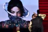 Usher presenta canción inédita de Michael Jackson