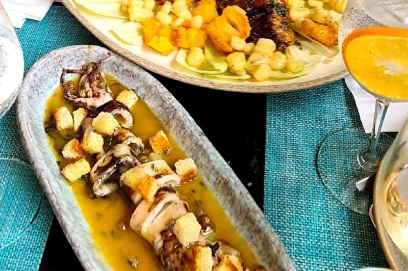 Retire de inmediato del fuego y bañe el pescado o los calamares con esta salsa poniendo encima los croutones. / Cortesía: Harry Sasson