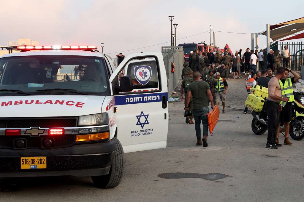 Majdal Shams (--), 27/07/2024.- Soldiers, emergency services and civilians at the site where a projectile hit a playground in Druze, Majdal Shams, in the annexed Golan Heights, 27 July 2024. According to the Israel Defence Forces (IDF), a rocket launched from Lebanon toward Majdal Shams caused multiple civilian casualties, including children. Approximately 30 projectiles were identified crossing from Lebanon, the IDF said. (Líbano) EFE/EPA/ATEF SAFADI