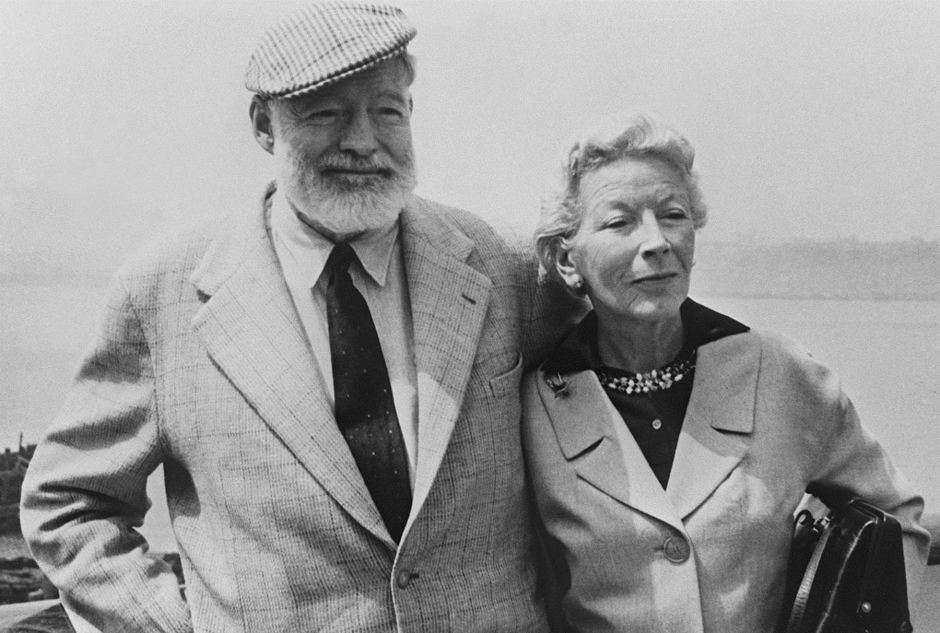 Ernest Hemingway abrazando a su última esposa, Mary Welsh.