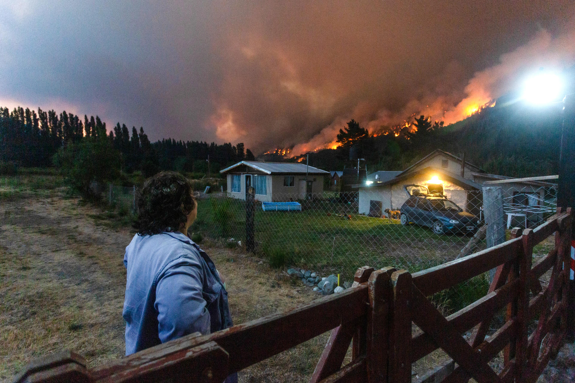 FOTODELDÍA AME3024. EL HOYO (ARGENTINA), 07/01/2026.- Una mujer observa los incendios forestales este miércoles, en el Hoyo provincia de Chubut (Argentina). Los incendios forestales en la Patagonia argentina se continuaron expandiéndose en las provincias de Chubut, Santa Cruz y Río Negro y han dejado ya un saldo de más de 4000 hectáreas, según datos oficiales. EFE/ Matías Garay