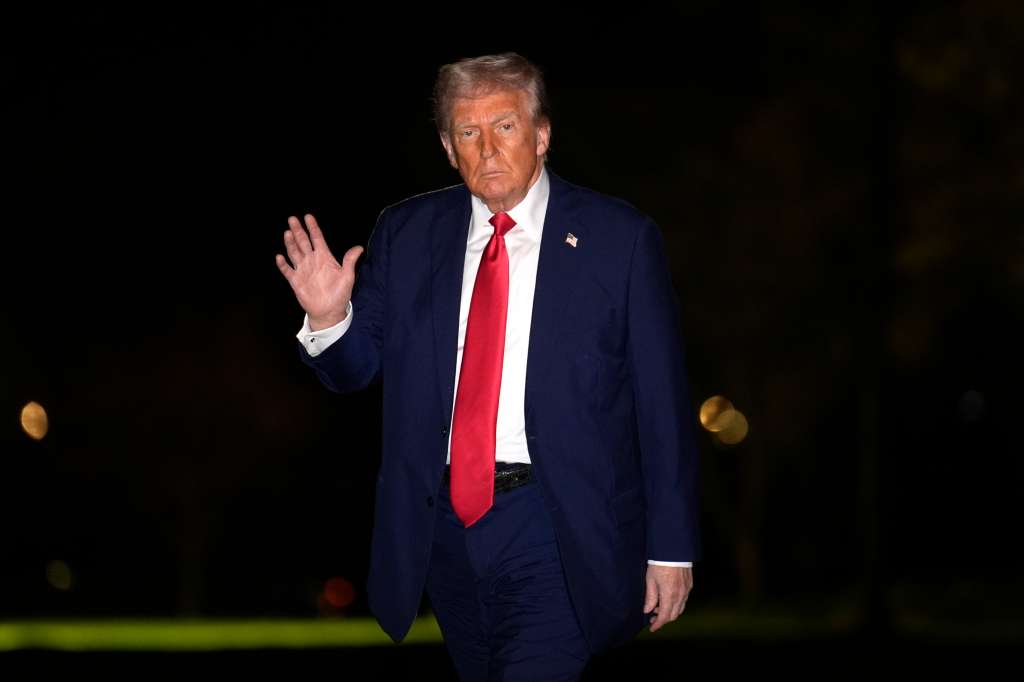 Washington (USA), 30/03/2025.- US President Donald Trump waves as he walks on the South Lawn of the White House in Washington, DC, USA, 30 March 2025 upon his return from Florida. EFE/EPA/Yuri Gripas / POOL