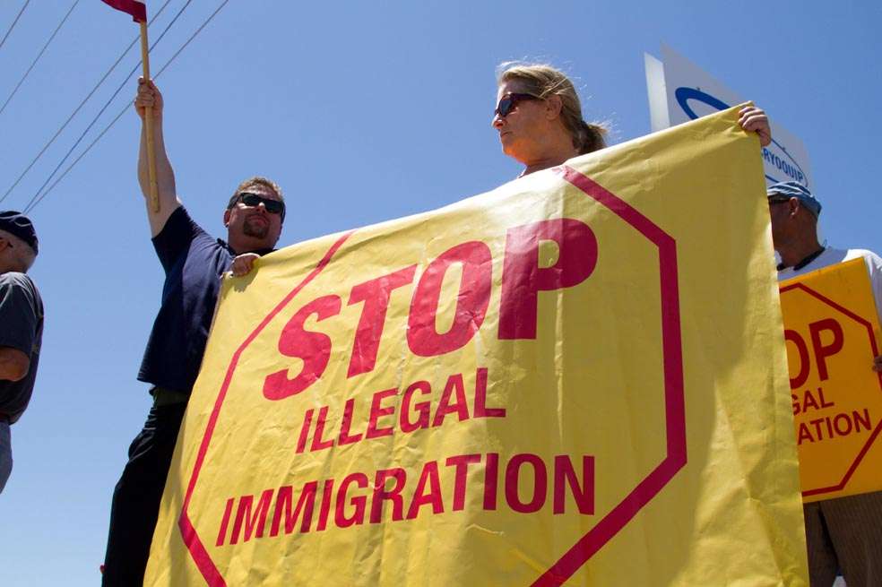 La marcha contra los inmigrantes ocurrida en la localidad de Murrieta, en California. . / EFE