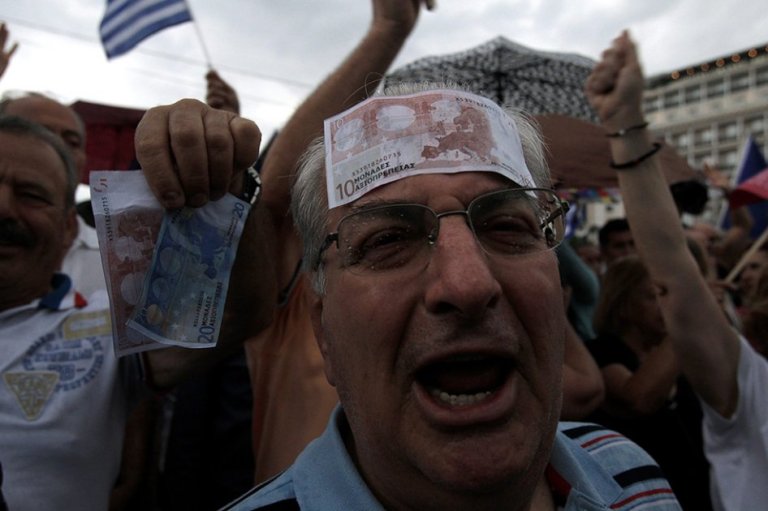 Eurozona ultima 7.000 millones para Grecia e inicio negociaciones del rescate