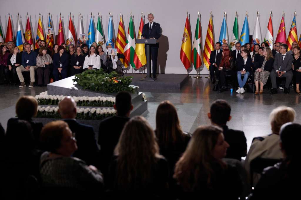 VALENCIA, 29/10/2025.- El rey Felipe VI (c) interviene en el funeral de Estado por las 237 víctimas de la dana celebrado este miércoles en Valencia con motivo del primer aniversario de la tragedia. EFE/ Kai Forsterling
