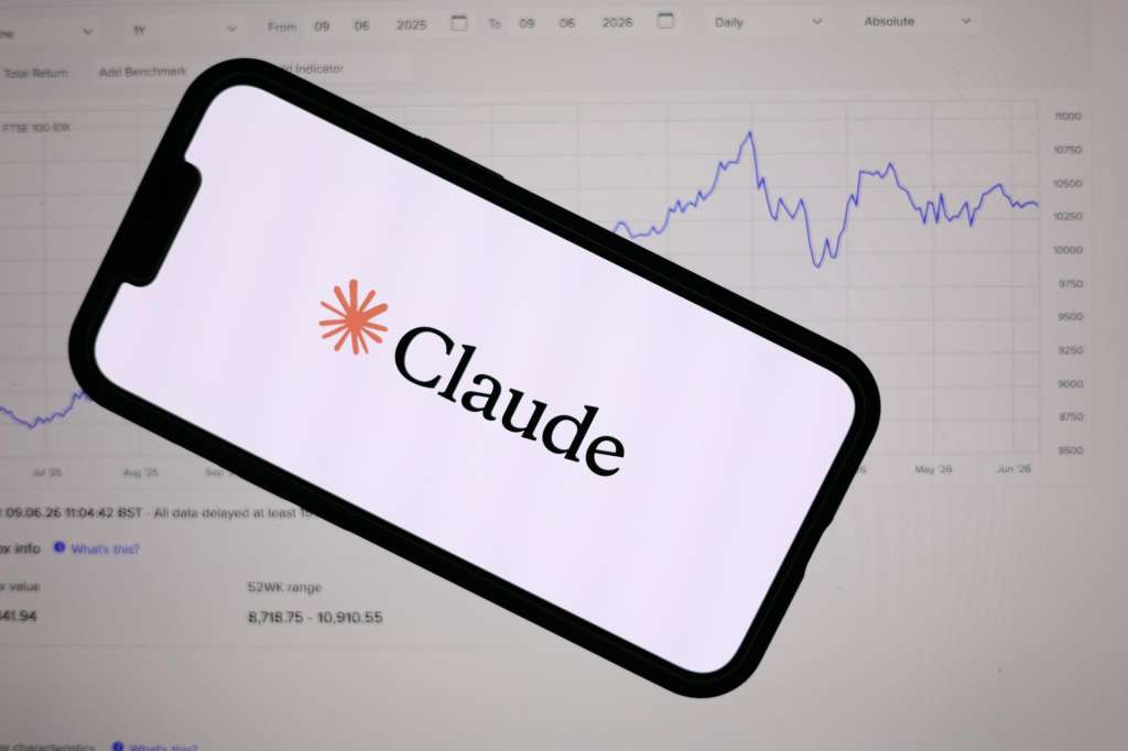 LIVERPOOL (United Kingdom), 09/06/2026.- The Anthropic Claude logo is displayed on a mobile phone over a stock market graph displayed on a laptop screen in Liverpool, Britain, 09 June 2026. Leading AI (artificial intelligence) and technology companies Anthropic, OpenAI, and SpaceX are preparing to go public this year at an estimated combined valuation of around four trillion dollars (approximately 3.44 trillion euros). (Reino Unido) EFE/EPA/ADAM VAUGHAN