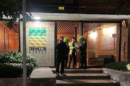 los hechos ocurrieron la noche del jueves 12 de marzo cuando sujetos armados interceptaron al residente de un conjunto residencial que se disponía a ingresar al lugar con una moto BMW que finalmente fue hurtada. En medio del hecho un celador intervino y se produjo el intercambio de disparos.