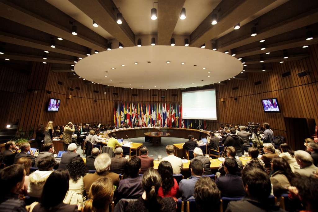 CH01. BOGOTÁ (COLOMBIA), 18/12/2024.- Fotografía de archivo del 29 de julio de 2015 de una sesión de la Comisión Económica para América Latina y el Caribe (Cepal) en la sede del organismo, en Santiago (Chile). La Cepal incrementó este miércoles hasta el 2,2 % su previsión de crecimiento del PIB regional para este año, frente al 1,8 % estimado en agosto pasado. EFE/ Sebastián Silva ARCHIVO