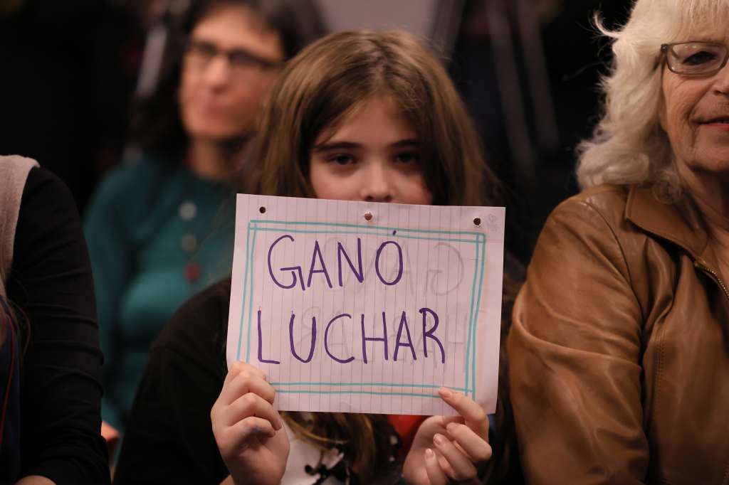 AME3139. BUENOS AIRES (ARGENTINA), 10/06/2024.- Una niña sostiene un mensaje durante una rueda de prensa de la actriz argentina Thelma Fardin este lunes en Buenos Aires (Argentina). La Justicia de Brasil condenó este lunes a 6 años de prisión al actor Juan Darthés por el abuso sexual de la actriz argentina Thelma Fardin cuando ésta tenía 16 años y ambos estaban de gira en Nicaragua. EFE/ Stringer