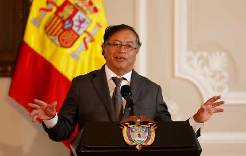 Petro pide a la CAN convocar conferencia sobre ‘fracaso’ de guerra contra las drogas