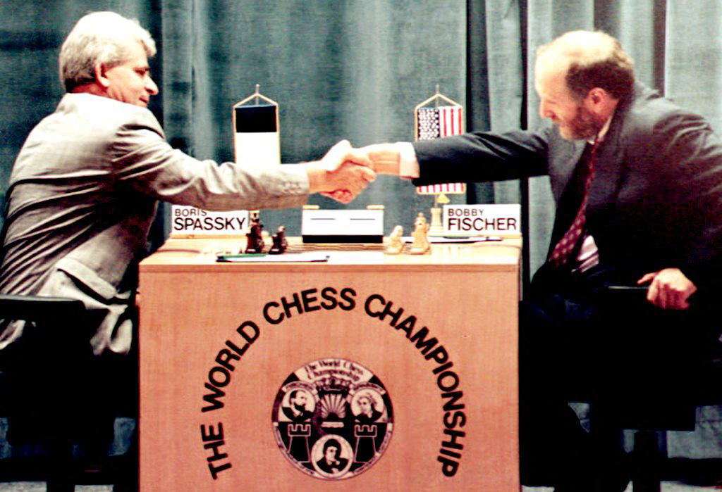 El maestro de ajedrez nacido en Rusia, Boris Spassky (izq.), estrecha la mano del maestro estadounidense Bobby Fischer (der.) al comienzo de su primer partido en el Hotel Maestral en Sveti Stefan, el 2 de septiembre de 1992. La Federación Rusa de Ajedrez anunció el 27 de febrero de 2025 que el gran maestro ruso Boris Spassky había fallecido.