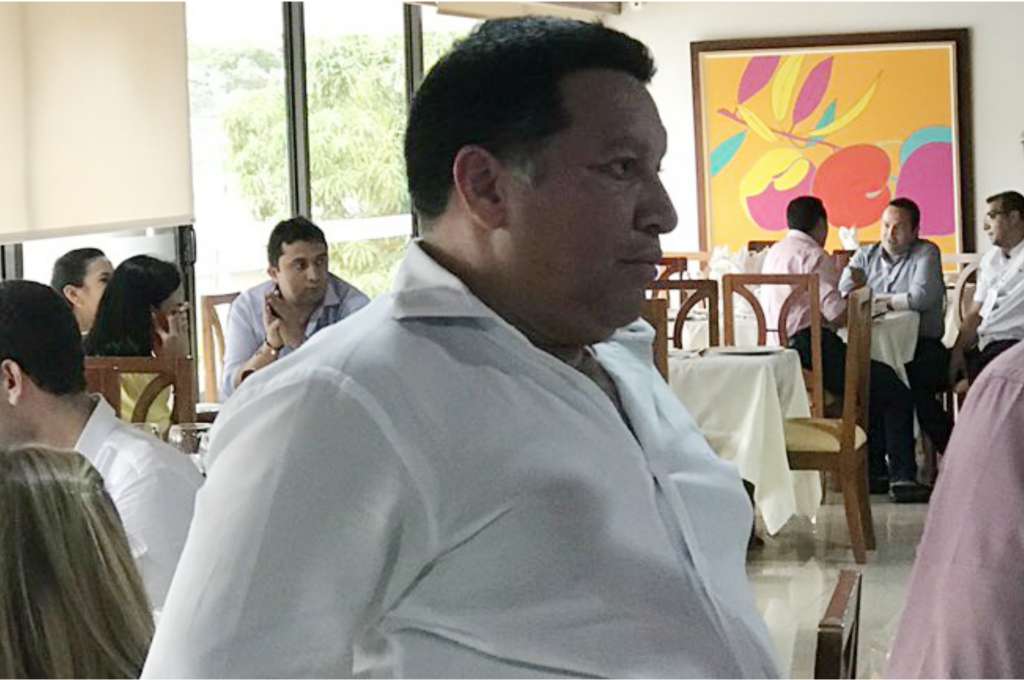 La emisora Radio Guatapurí publicó una foto de Manuel Vicente Duque en el evento de alcaldes. / Twitter: @RadioGuatapuri