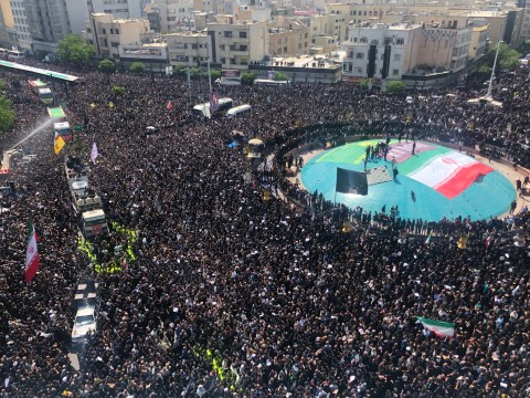 Irán: miles de personas asisten al funeral del presidente iraní en Teherán