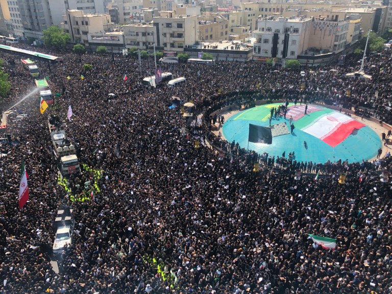 Irán: miles de personas asisten al funeral del presidente iraní en Teherán