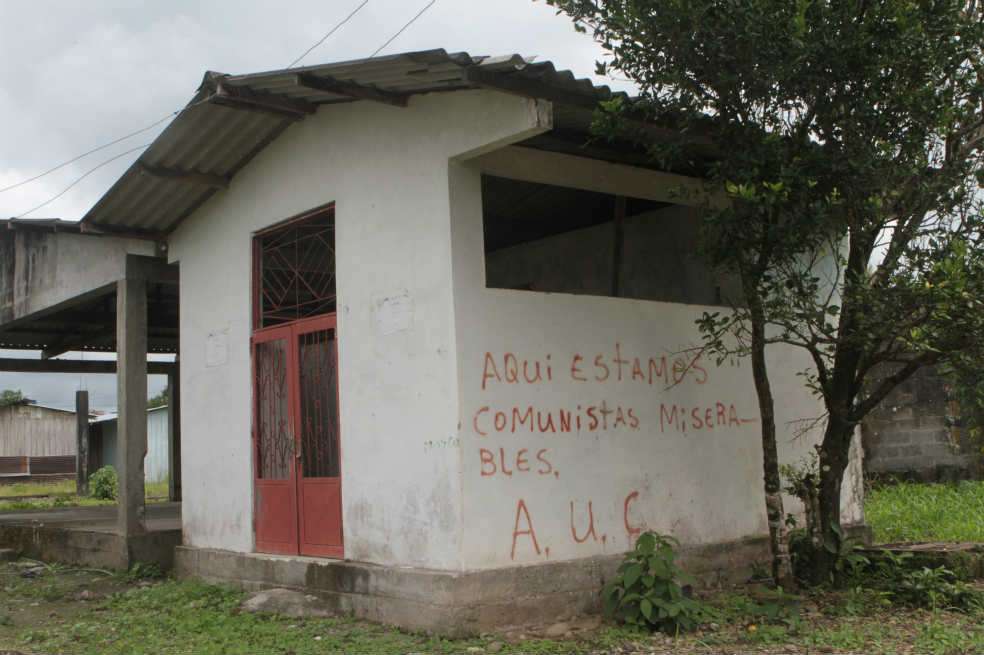Los ‘paras’, como era lo usual, llenaron El Placer de grafitis. /Jesús Abad Colorado