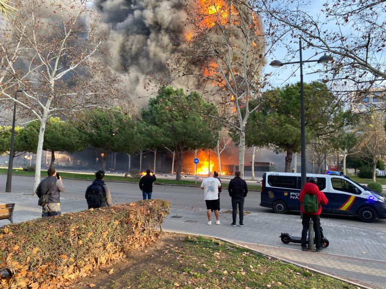 Testigos frente a las llamas del incendio que se inició pasadas las 5 de la tarde, hora local de España.