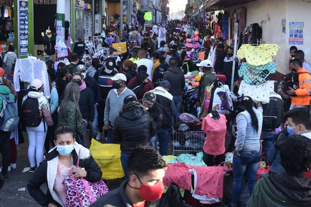 Las personas que todavía tengan que salir a hacer compras deben utilizar bien el tapabocas y mantener siempre el distanciamiento social.