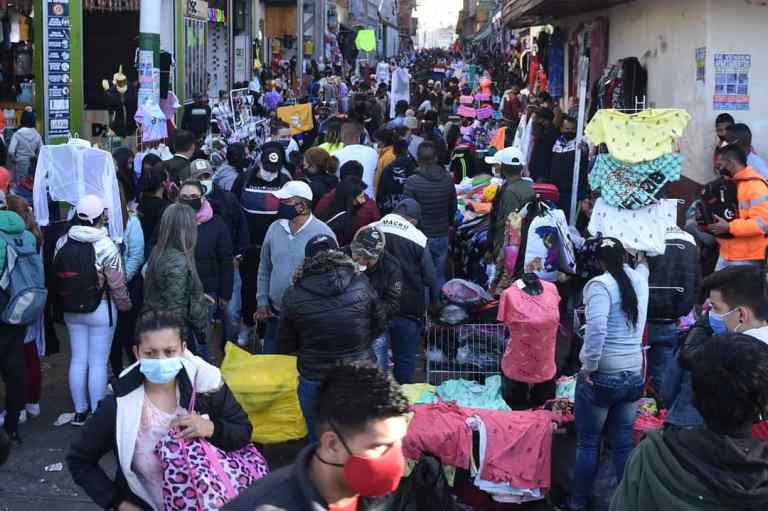 Las personas que todavía tengan que salir a hacer compras deben utilizar bien el tapabocas y mantener siempre el distanciamiento social.