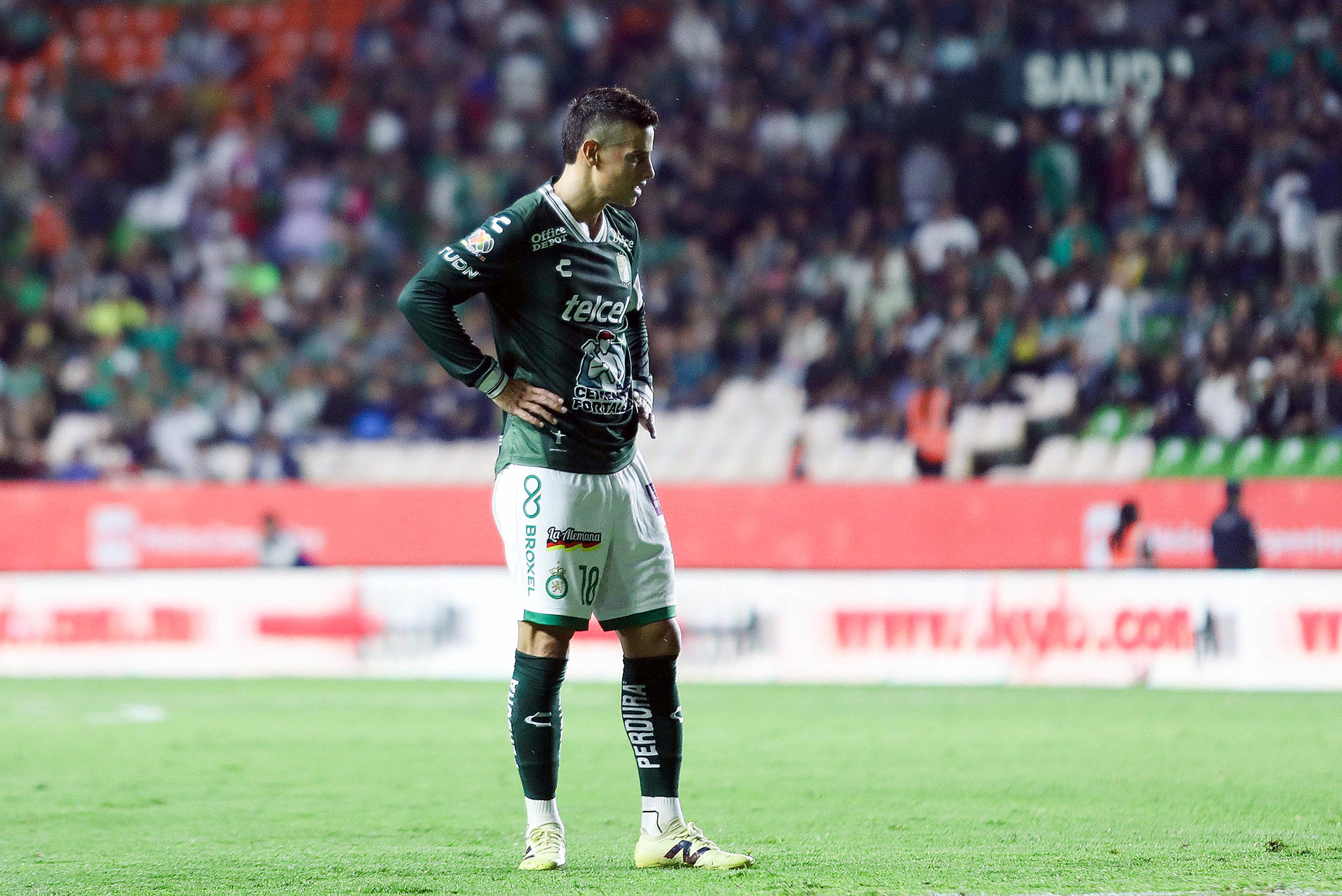 MEX7659. LEÓN (MÉXICO), 13/07/2025.- James Rodríguez del León reacciona este domingo, durante un partido de la Liga MX en el estadio León en Guanajuato (México). EFE/Luis Ramírez
