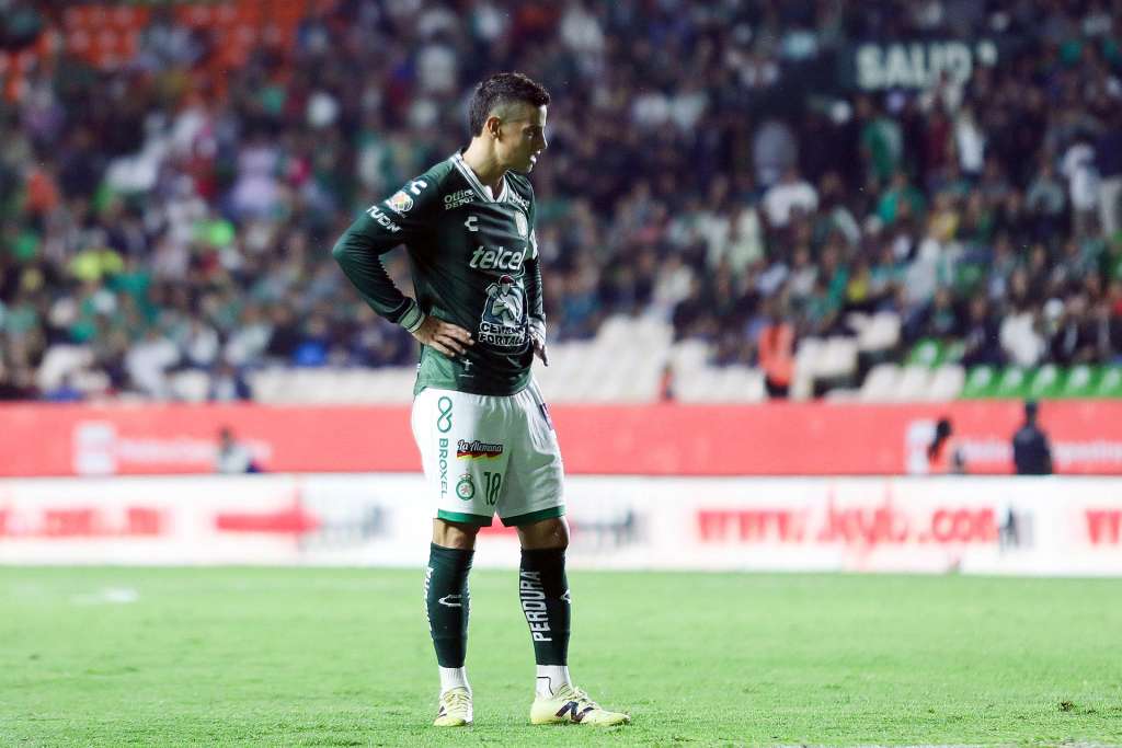 MEX7659. LEÓN (MÉXICO), 13/07/2025.- James Rodríguez del León reacciona este domingo, durante un partido de la Liga MX en el estadio León en Guanajuato (México). EFE/Luis Ramírez
