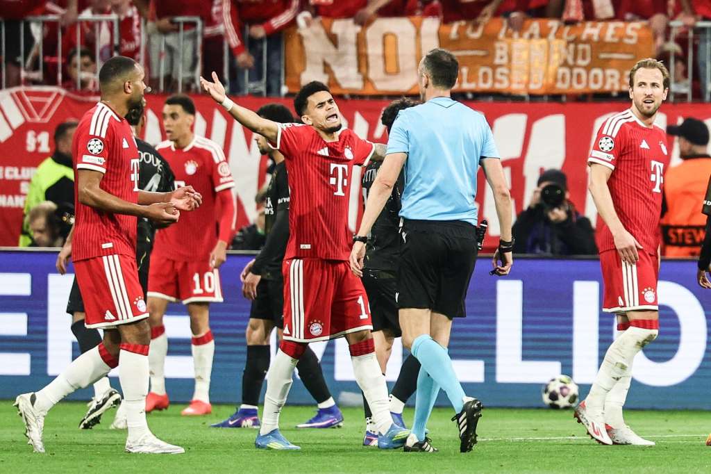 MUNICH (Germany), 06/05/2026.- Bayern players argues with referee Joao Pinheiro (2-R) during the UEFA Champions League semi-final, second leg soccer match between Bayern Munich and Paris Saint-German, in Munich, Germany, 06 May 2026. (Liga de Campeones, Alemania) EFE/EPA/RONALD WITTEK