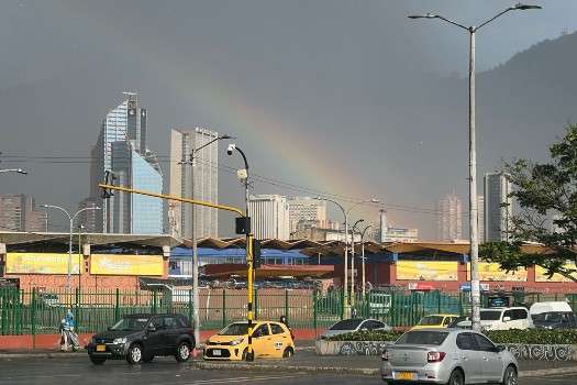 La tarde de este miércoles 31 de enero volvió a llover en Bogotá después de 20 días de sequía. Fuertes aguaceros se reportan en toda la ciudad en medio de la emergencia por incendios.