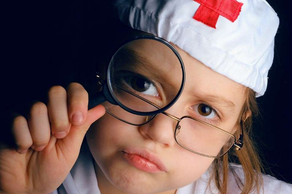 Los niños y niñas son trasmisores de la enfermedad, muchas veces de forma asintomática, constituyendo un riesgo para sus familiares en mayor riesgo.