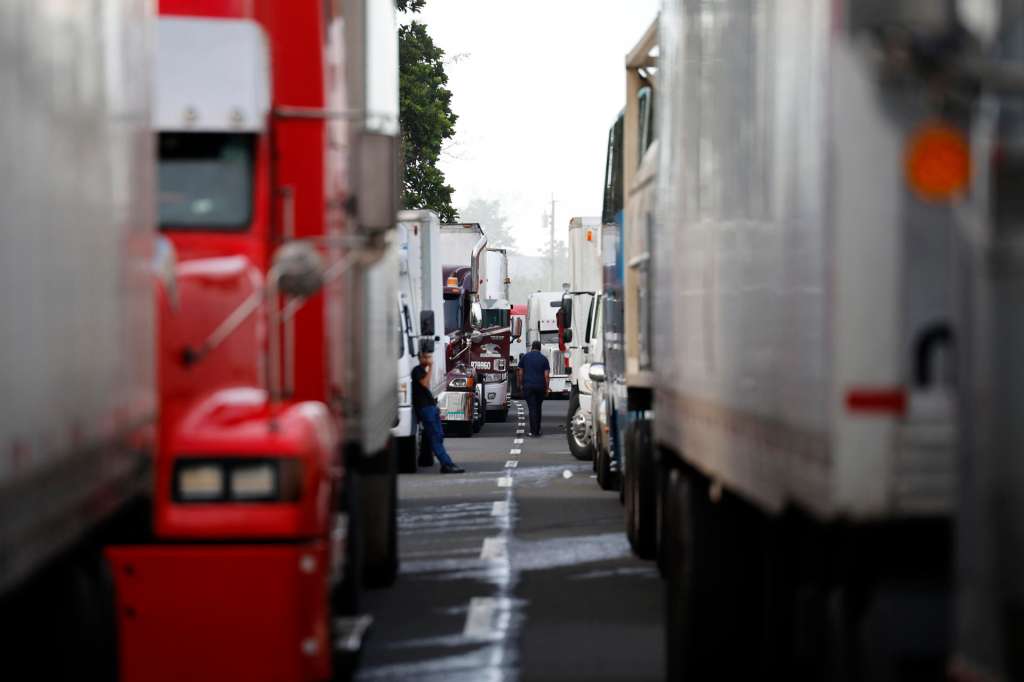 AME7433. VIGUÍ (PANAMÁ), 14/05/2025.- Camioneros esperan que las vías sean desbloqueadas este miércoles, durante una protesta en Viguí Veraguas (Panamá). EFE/ Bienvenido Velasco